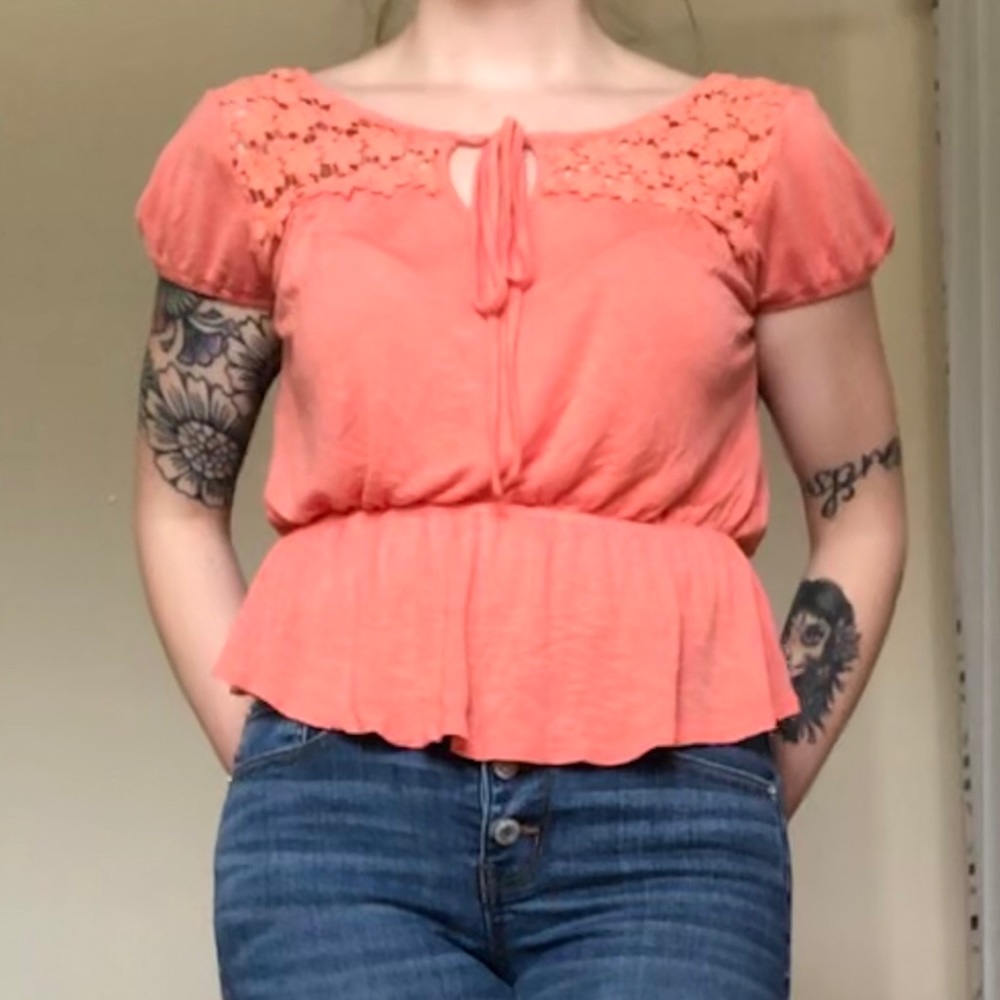 !!!SOLD!!! E & M Flower Key hole Peplum Top